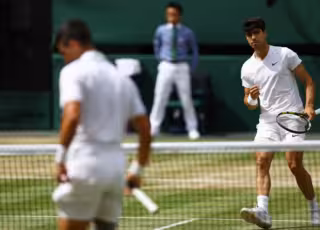 Carlos Alcaraz destruiu Novak Djokovic na final de Wimbledon, no último domingo.