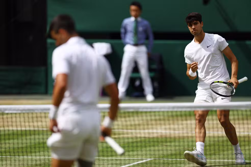 Carlos Alcaraz destruiu Novak Djokovic na final de Wimbledon, no último domingo.