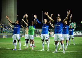 Jogadores do Cruzeiro comemoram, com a torcida, vitória e boa atuação contra o Bragantino no Independência.