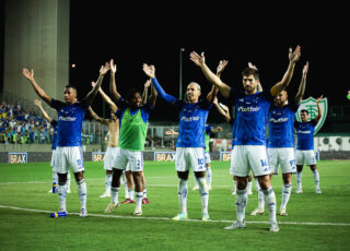 Jogadores do Cruzeiro comemoram, com a torcida, vitória e boa atuação contra o Bragantino no Independência.