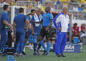 Dorival Júnior comanda a seleção em péssima atuação contra a Colômbia