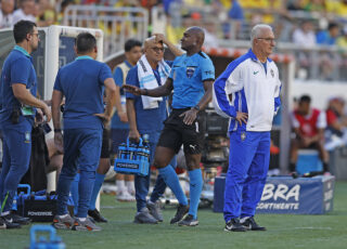 Dorival Júnior comanda a seleção em péssima atuação contra a Colômbia