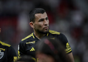 Atuando, na saída de três, como zagueiro pelo lado esquerdo, Júnior Alonso teve, em muitos momentos, liberdade para atacar, e marcou o gol do Galo contra o Juventude. (Pedro Souza/Atlético)
