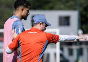 Fernando Seabra comanda treino no Ninho do Urubu nesta terça-feira.