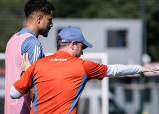 Fernando Seabra comanda treino no Ninho do Urubu nesta terça-feira.