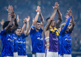 Coletivamente, o time azul poderia ter trabalhado mais a bola, valorizado mais a posse para fazer valer superiormente a vantagem numérica. Mas a classificação valeu por uma série de aspectos, teve contornos épicos, e passou bastante pelas novas aquisições realizadas por Pedrinho.