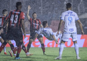 O Cruzeiro, que poupou vários jogadores importantes contra o Vitória, ontem, jogou muito mal enquanto o cotejo estava com 11 atletas para cada lado.