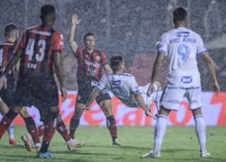 O Cruzeiro, que poupou vários jogadores importantes contra o Vitória, ontem, jogou muito mal enquanto o cotejo estava com 11 atletas para cada lado.