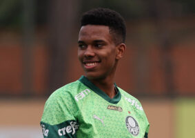 O jovem craque do Palmeiras, Estevão, foi um dos maiores acertos na convocação realizada por Dorival ontem. Apesar da pouca idade, o ponta alviverde esparge solidez mental para absorver os grandes desafios.