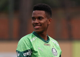 O jovem craque do Palmeiras, Estevão, foi um dos maiores acertos na convocação realizada por Dorival ontem. Apesar da pouca idade, o ponta alviverde esparge solidez mental para absorver os grandes desafios.