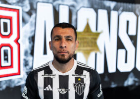 Junior Alonso, ótimo zagueiro repatriado pelo Galo, deve jogar pelo lado esquerdo na linha de três que Milito monta na fase ofensiva.