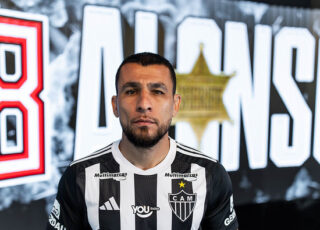 Junior Alonso, ótimo zagueiro repatriado pelo Galo, deve jogar pelo lado esquerdo na linha de três que Milito monta na fase ofensiva.