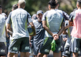 Para muitos torcedores, Milito, outrora adorado, deveria deixar o comando do Atlético. E você, concorda com essa tese? Foto: Pedro Souza / Atlético