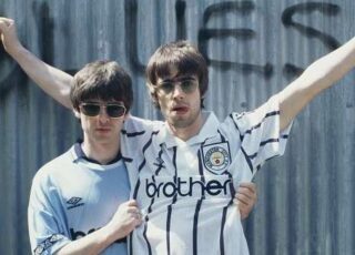 A paixão dos irmãos Gallagher pelo City vem desde sempre, bem antes dos tempos áureos dos Citizens, atravessou a década de 90 incólume, a despeito do domínio acachapante do United... Foto: Getty Images