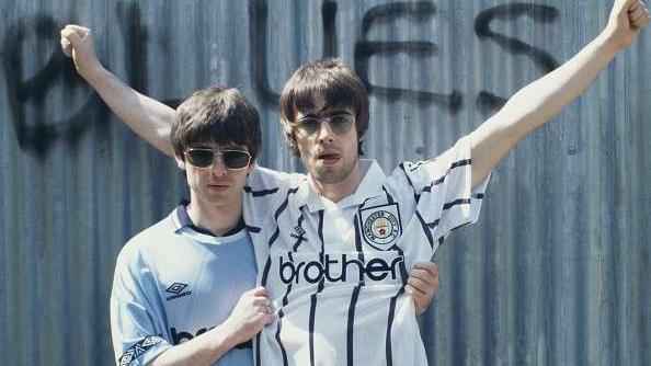 A paixão dos irmãos Gallagher pelo City vem desde sempre, bem antes dos tempos áureos dos Citizens, atravessou a década de 90 incólume, a despeito do domínio acachapante do United... Foto: Getty Images