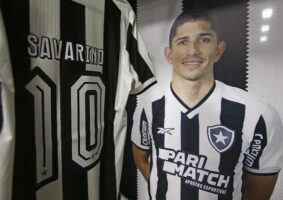 O ex-jogador do Atlético, Savarino, começou o duelo de ontem como titular, caindo mais pelo lado esquerdo.