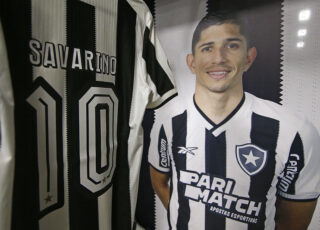 O ex-jogador do Atlético, Savarino, começou o duelo de ontem como titular, caindo mais pelo lado esquerdo.