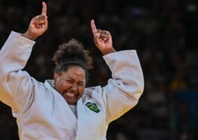 Bia Souza em momento emocionante nos jogos Olímpicos de Paris.