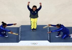 Rebeca Andrade é reverenciada por Simone Biles e Jordan Chiles num dos momentos mais icônicos dos jogos Olímpicos de Paris.