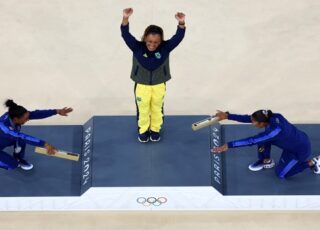 Rebeca Andrade é reverenciada por Simone Biles e Jordan Chiles num dos momentos mais icônicos dos jogos Olímpicos de Paris.