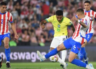 Na derrota do Brasil, Rodrygo começou aberto pela direita. No segundo tempo, fora deslocado para atuar por trás do centroavante, mais pelo meio. Foto: Getty Images