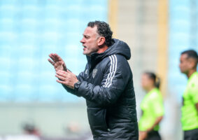 Gabriel Milito escalou o time num sistema diferente. Inicialmente, não deu certo. Mas quando vieram as substituições...
