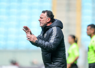 Gabriel Milito escalou o time num sistema diferente. Inicialmente, não deu certo. Mas quando vieram as substituições...