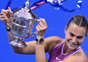 Pela segunda vez consecutiva - já havia superado uma americana nas semifinais -, Sabalenka esbanjou força psicológica para enfrentar um Arthur Ashe hostil e saborear o título em cima de uma dona da casa. Foto: Fatih Aktas/Anadolu via Getty Images