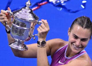 Pela segunda vez consecutiva - já havia superado uma americana nas semifinais -, Sabalenka esbanjou força psicológica para enfrentar um Arthur Ashe hostil e saborear o título em cima de uma dona da casa. Foto: Fatih Aktas/Anadolu via Getty Images