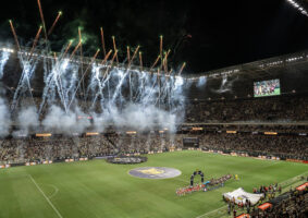 Apesar da derrota, e da chuva que afugentou a presença de um público maior na Arena MRV, a torcida do Galo apoiou o tempo todo, e se mostrou muito mais ligada no duelo de amanhã, contra o River, do que na peleja que acontecia em campo.