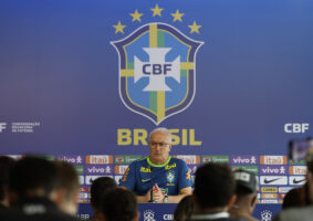 Dorival Júnior vai escalar seleção brasileira mais agressiva para enfrentar o Chile hoje à noite, pelas Eliminatórias. Teremos um time bem ofensivo, ao menos no papel...