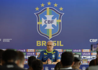 Dorival Júnior vai escalar seleção brasileira mais agressiva para enfrentar o Chile hoje à noite, pelas Eliminatórias. Teremos um time bem ofensivo, ao menos no papel...