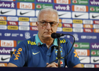 A principal dificuldade de Dorival Júnior tem sido de ordem tática; em termos de escalação, de convocação, seu trabalho não têm sido ruim.