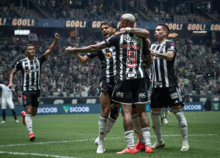Deyverson fez ótima partida. Não só pelo gol. Se movimentou bastante, fez o pivô com qualidade... Mas o principal nome alvinegro, novamente, como quase sempre, foi ele: Hulk.