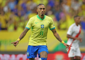 Com dois gols de pênalti, Raphinha, que atuou mais centralizado, como um tipo de camisa 10, conforme tem jogado no Barcelona, foi um dos destaque da nossa seleção na vitória contra o Peru.