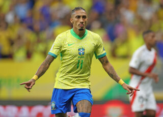 Com dois gols de pênalti, Raphinha, que atuou mais centralizado, como um tipo de camisa 10, conforme tem jogado no Barcelona, foi um dos destaque da nossa seleção na vitória contra o Peru.