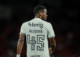 Alisson entrara na volta do intervalo, dando amplitude pela extremidade direita. Com isso, Scarpa fora deslocado, neste período, para a ponta canhota. Ainda assim, o Galo continuou incomodando pouco a defesa curitibana no segundo tempo.