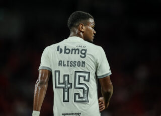 Alisson entrara na volta do intervalo, dando amplitude pela extremidade direita. Com isso, Scarpa fora deslocado, neste período, para a ponta canhota. Ainda assim, o Galo continuou incomodando pouco a defesa curitibana no segundo tempo.