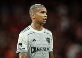 Deverá Deyverson ser titular amanhã? Mais do que isso: valeria a pena escalar o folclórico centroavante ao lado de Paulinho e Hulk no dia 30, enfrentando o Botafogo na final da Libertadores, digamos, de peito aberto?