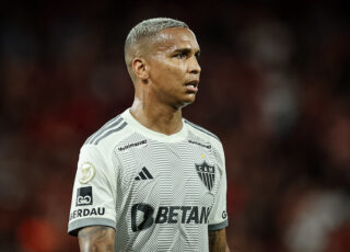 Deverá Deyverson ser titular amanhã? Mais do que isso: valeria a pena escalar o folclórico centroavante ao lado de Paulinho e Hulk no dia 30, enfrentando o Botafogo na final da Libertadores, digamos, de peito aberto?