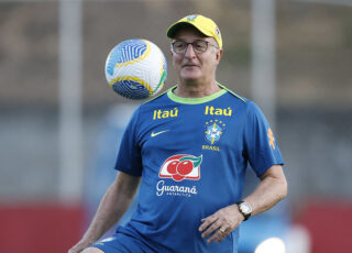 Dorival Júnior vem escolhendo bem as escalações da nossa seleção. Poderia, porém, dar mais minutagem, pela direita, ao excelente Estevão, do Palmeiras.
