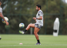 Com Vargas na função de camisa "9", Hulk e Paulinho poderiam vir um pouco mais de trás e, com assiduidade, se juntarem ao chileno para fazer um forte bloco pressionando o Flamengo na região central do campo. Foto: Daniela Veiga / Atlético