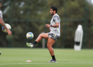 Com Vargas na função de camisa "9", Hulk e Paulinho poderiam vir um pouco mais de trás e, com assiduidade, se juntarem ao chileno para fazer um forte bloco pressionando o Flamengo na região central do campo. Foto: Daniela Veiga / Atlético