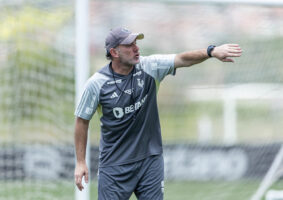Taticamente, num cômputo geral, a despeito dos bons resultados nas Copas, tem faltado, ao treinador Gabriel Milito, mais capacidade de edificar seu conjunto com mais consistência, regularidade...