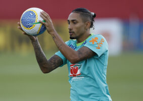 Posicionar Raphinha enquanto camisa 10, centralizado, do seu 4-2-3-1, tem sido, por exemplo, um dos acertos de Dorival nas searas tática e de escalação.