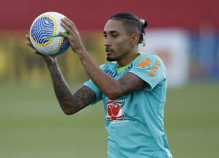 Posicionar Raphinha enquanto camisa 10, centralizado, do seu 4-2-3-1, tem sido, por exemplo, um dos acertos de Dorival nas searas tática e de escalação.