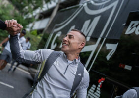 Na batalha de hoje, Vargas deve começar ao lado de Deyverson. Se for bem, quem sabe não ganha força para, no domingo, ser uma espécie de dublê deste?
