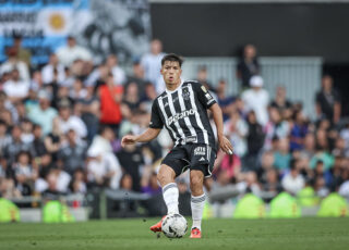 Alan Franco é outro nome que tem sido injustamente criticado por alguns nos últimos dias. Bom na marcação, e com considerável poder de chegada, o equatoriano ainda esbanja, de quebra, bastante versatilidade. Na sua seleção, por exemplo, frequentemente atua como uma ala pela direita, num sistema com três zagueiros.