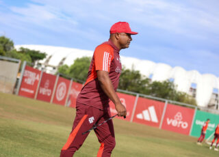 Em função da sua arguta inteligência, de ele utilizar - corretamente, de modo sensato - termos mais rebuscados, sofisticados, em entrevistas, Roger Machado sempre fora vítima, em Minas, sobretudo durante sua passagem pelo Galo, de uma espécie de preconceito - porcamente - fundamentado no latente pendor anti-intelectual de imensa fatia de imprensa esportiva do nosso estado.